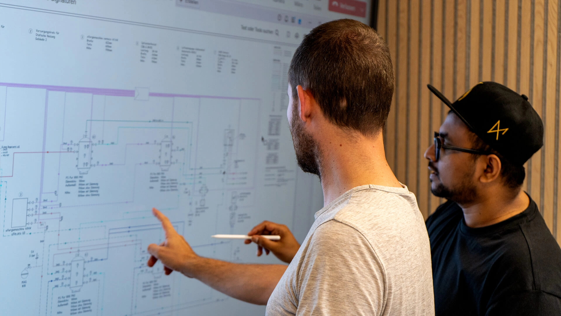 SSA_MHE_zeigen am monitor